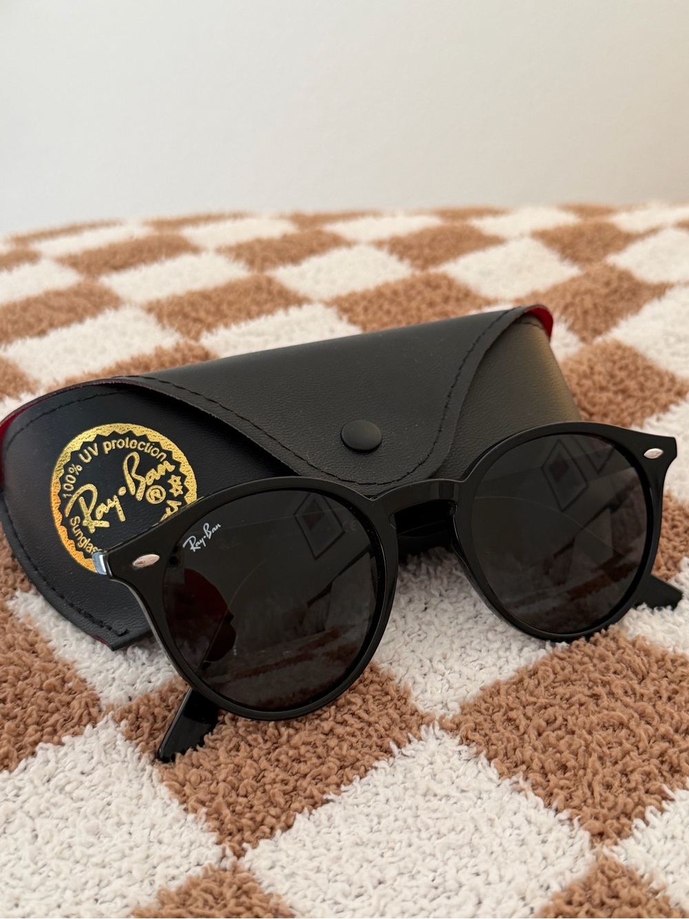 Ray-Ban Black Round Sunglasses with Dark Lenses
